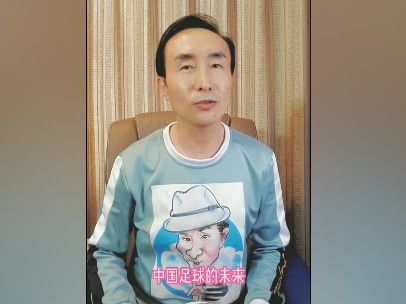 母狒狒伤心了，蹲在树下，仰着头气得浑身颤抖。